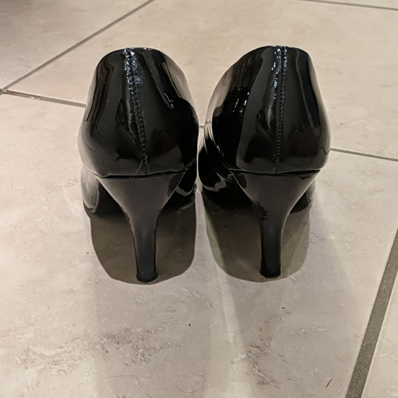 Unlisted/Kenneth Cole Black High Heels - Picture 3 of 4